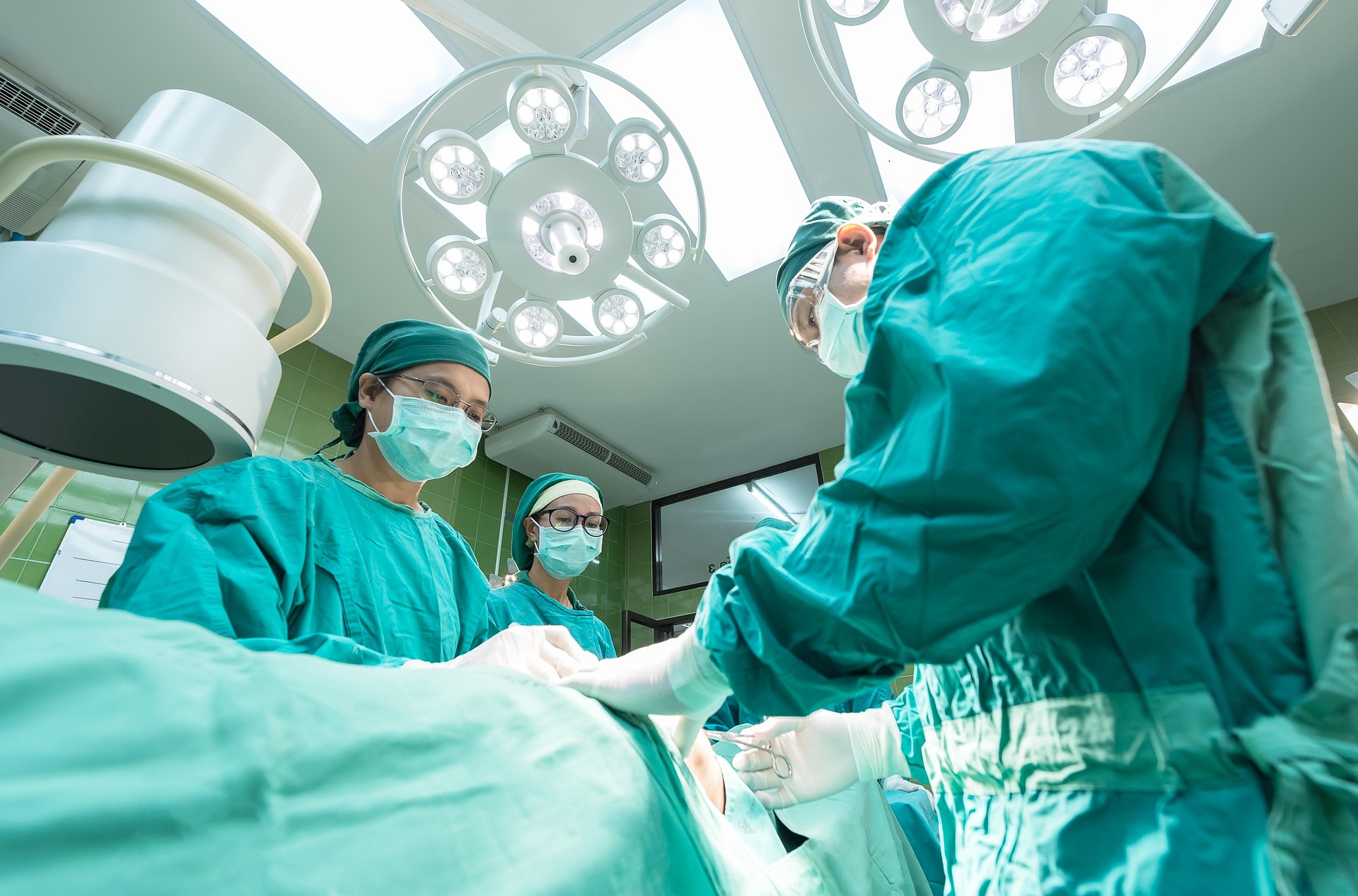 Echipă medicală în timpul unei intervenții în sala de operație